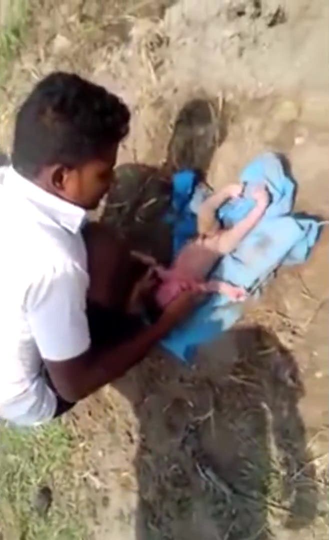 India bebe enterrada viva cabeza pies sobresalir encontrada niña rescate dote