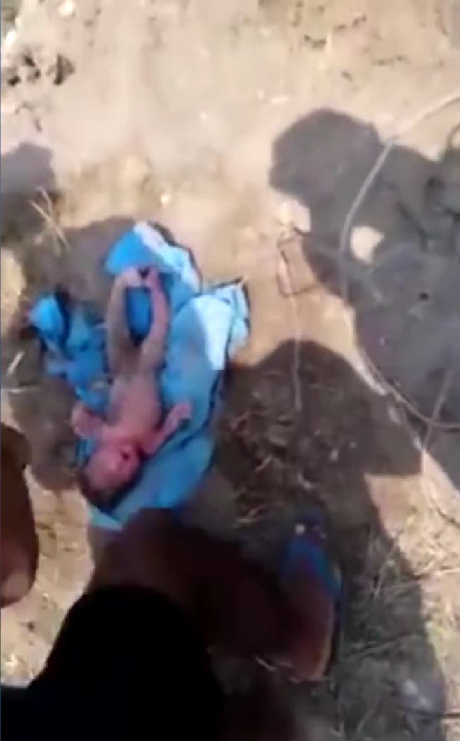 India bebe enterrada viva cabeza pies sobresalir encontrada niña rescate dote