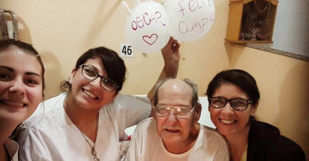 Un abuelito finge estar enfermo para acudir a urgencias y no pasar solo su cumpleaños Un abuelito finge estar enfermo para acudir a urgencias y no pasar solo su cumpleaños