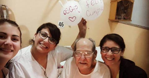 Un abuelito finge estar enfermo para acudir a urgencias y no pasar solo su cumpleaños