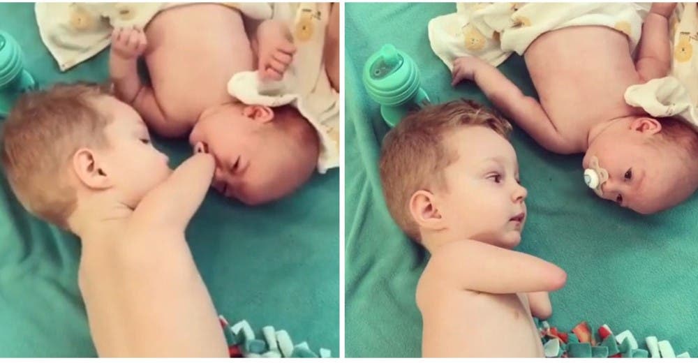 Un niño de 3 años sin brazos ni piernas reacciona para calmar a su hermanito Un niño de 3 años sin brazos ni piernas reacciona para calmar a su hermanito