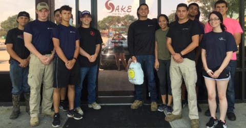 El inesperado gesto del personal de un restaurante para apoyar a las víctimas del huracán Harvey