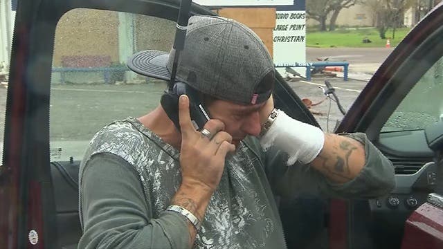 padre hijo conversan teléfono satelital cnn reportero periodista huracán harvey texas desastre camina millas kilómetros emotivo emocional enternecedor llora lagrimas