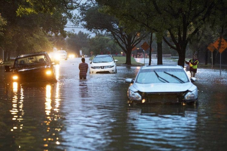 padre hijo conversan teléfono satelital cnn reportero periodista huracán harvey texas desastre camina millas kilómetros emotivo emocional enternecedor llora lagrimas