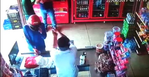 El dueño de la tienda aprovechó que los ladrones se «durmieron» en pleno robo para actuar