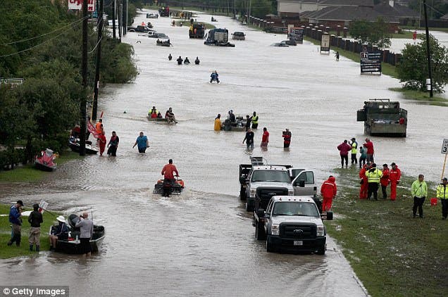 madre ahogada huracan harvey tormenta hija 3 años aferrada cuerpo rescate aguas congeladas texas estados unidos eeuu usa collette sulcer 