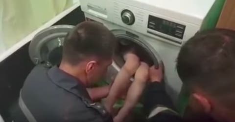 Rescatan al niño que se escondió y se quedó atrapado en el interior de la lavadora