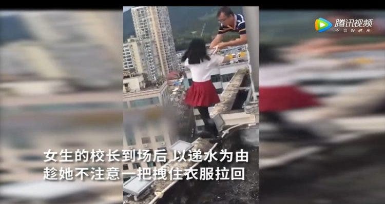 Profesor en china salva alumna niña lanzar 17 pisos suicidio botella de agua sorprendente asombroso rescate Guizhou