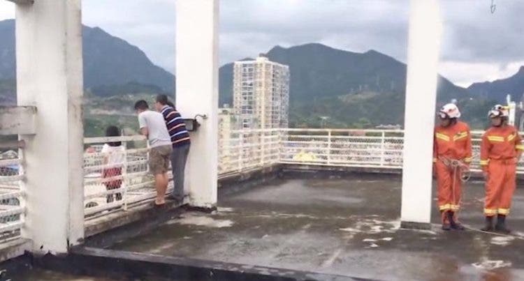 Profesor en china salva alumna niña lanzar 17 pisos suicidio botella de agua sorprendente asombroso rescate Guizhou