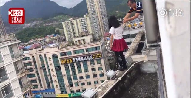 Profesor en china salva alumna niña lanzar 17 pisos suicidio botella de agua sorprendente asombroso rescate Guizhou