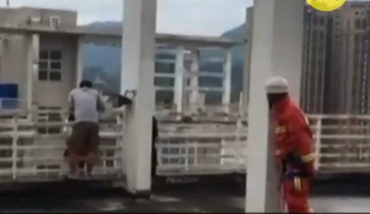 Profesor en china salva alumna niña lanzar 17 pisos suicidio botella de agua sorprendente asombroso rescate Guizhou