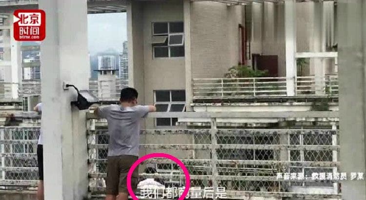 Profesor en china salva alumna niña lanzar 17 pisos suicidio botella de agua sorprendente asombroso rescate Guizhou
