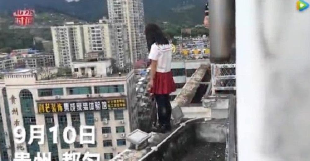 Con un engaño rescataron a la niña que estaba a punto de saltar al vacío desde el piso 17 Con un engaño rescataron a la niña que estaba a punto de saltar al vacío desde el piso 17