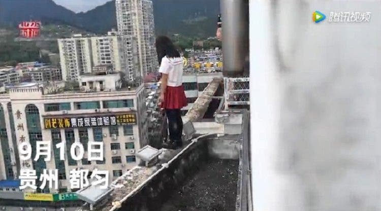 Profesor en china salva alumna niña lanzar 17 pisos suicidio botella de agua sorprendente asombroso rescate Guizhou 