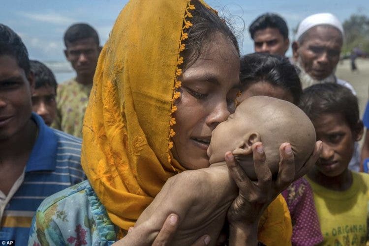 rohingya madre se despide bebé 5 semanas muerto violencia Myanmar Birmania Hanida Begum persecution racial social discriminacion discrimination refugees refugiados Bangladesh