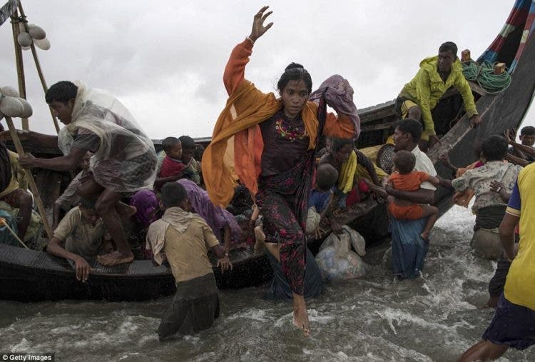 rohingya madre se despide bebé 5 semanas muerto violencia Myanmar Birmania Hanida Begum persecution racial social discriminacion discrimination refugees refugiados Bangladesh