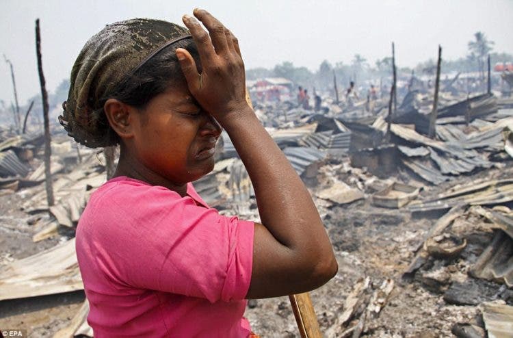 rohingya madre se despide bebé 5 semanas muerto violencia Myanmar Birmania Hanida Begum persecution racial social discriminacion discrimination refugees refugiados Bangladesh