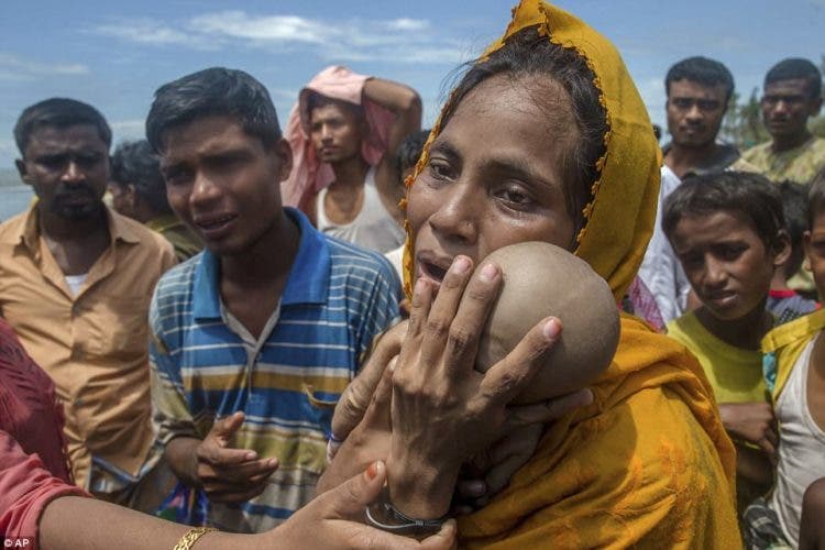 rohingya madre se despide bebé 5 semanas muerto violencia Myanmar Birmania Hanida Begum persecution racial social discriminacion discrimination refugees refugiados Bangladesh
