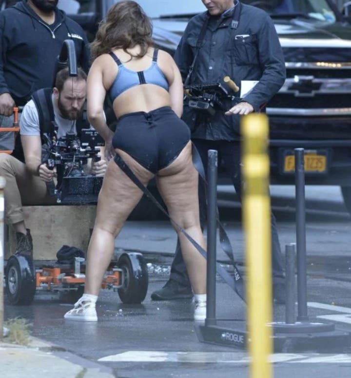 ashley graham modelo plus sizecurvy muestra sus piernas curavas celulitis sesion fotos nueva york ny fashion week