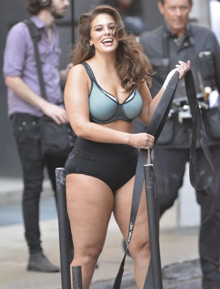 ashley graham modelo plus sizecurvy muestra sus piernas curavas celulitis sesion fotos nueva york ny fashion week 