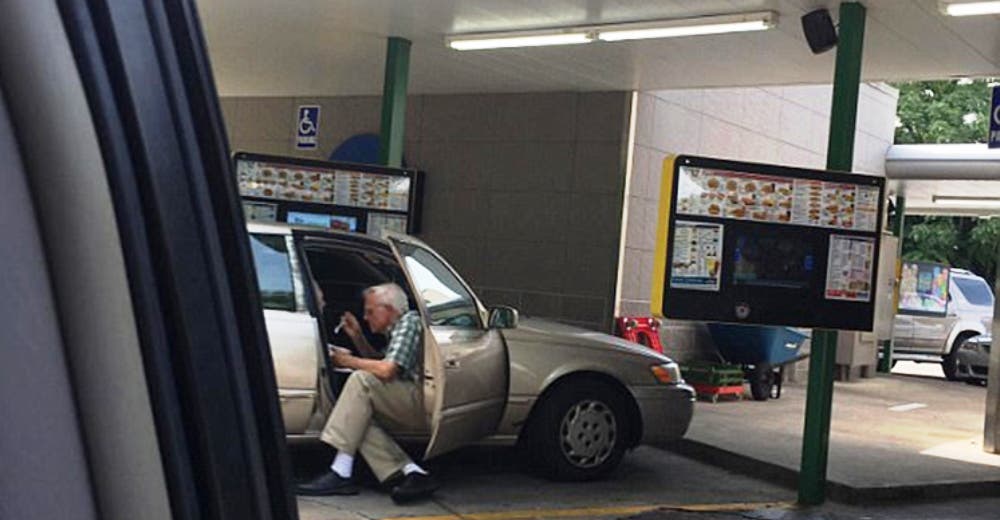La foto viral de un anciano en el estacionamiento de un restaurante conmociona las redes