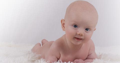 Detrás de la foto del bebé que ha cautivado a todos con su sonrisa hay una emotiva historia