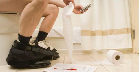 ¿Te llevas el móvil al baño? Estás a punto de saber 4 motivos para no hacerlo nunca más