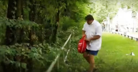 Muchos se burlan de él por su particular manera de trasladarse cada día al trabajo