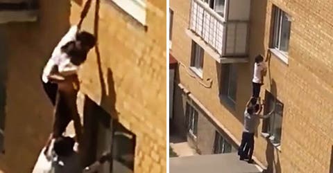 El impactante rescate de una niña de 2 años que estaba al borde de la ventana de su casa