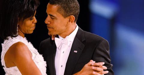 Barack Obama interrumpe un evento al que asistía su mujer para darle una romántica sorpresa