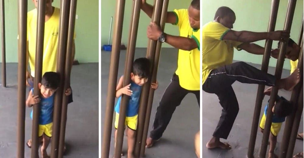 Se esforzó en vano durante 2 horas para sacar a su hijo de 2 años atorado entre barras de metal