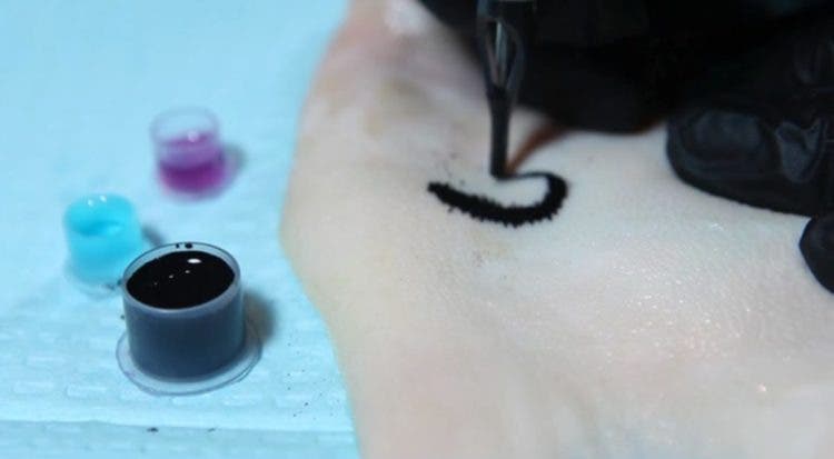 tatuaje que cambia de color segun el nivel de azucar, ph y otros indicadores inventado por cientificos del mit y harvard podria salvar vidas de diabeticos dermal Abyss