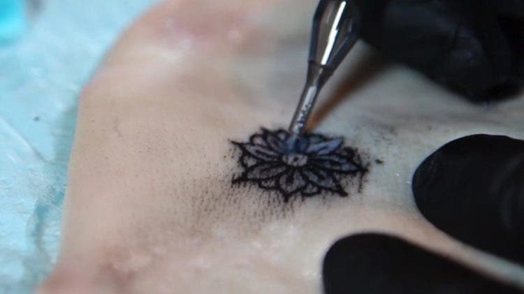 tatuaje que cambia de color segun el nivel de azucar, ph y otros indicadores inventado por cientificos del mit y harvard podria salvar vidas de diabeticos dermal Abyss