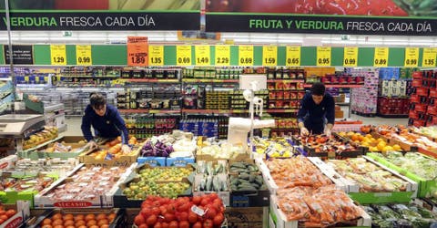 Lo despidieron de un supermercado en Barcelona por trabajar «muchas horas extra»