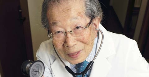 Los 14 consejos para una vida sana y feliz del médico japonés que vivió 105 años