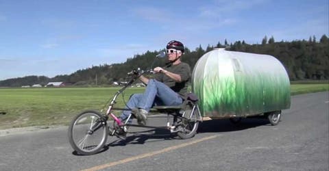 En su bicicleta traslada el tráiler de campamento más pequeño y cómodo del mundo