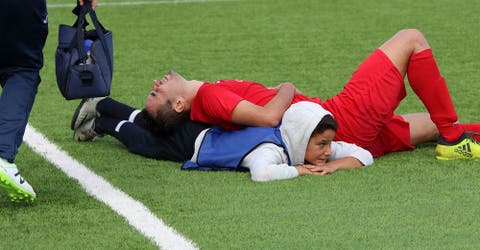 Un niño recogepelotas de 12 años le salva la vida a un defensa de su equipo rival