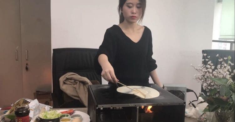 ms yeah la nueva youtuber celebridad de china cocina alimentos con artículos de oficina 