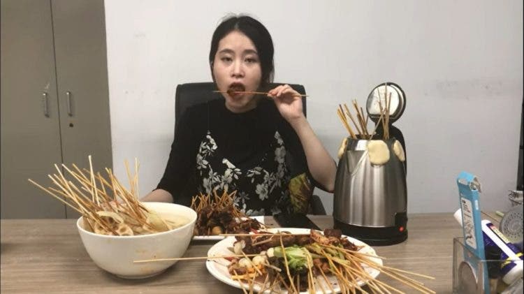 ms yeah la nueva youtuber celebridad de china cocina alimentos con artículos de oficina