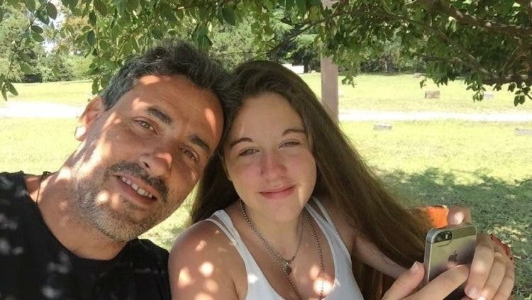  fiesta de 15 años de abril una niña salvada por un trasplante de corazón super dificil le pidio al padre de la beba que dono el corazón que la llevara del brazo y luego recibio un saludo de chris martin de coldplay 