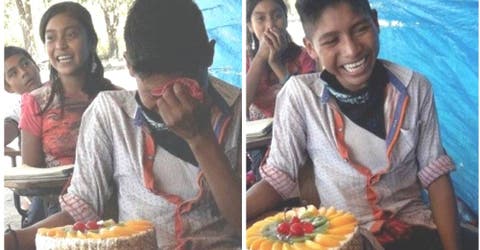 Su reacción al recibir su primera tarta de cumpleaños está conmoviendo al mundo