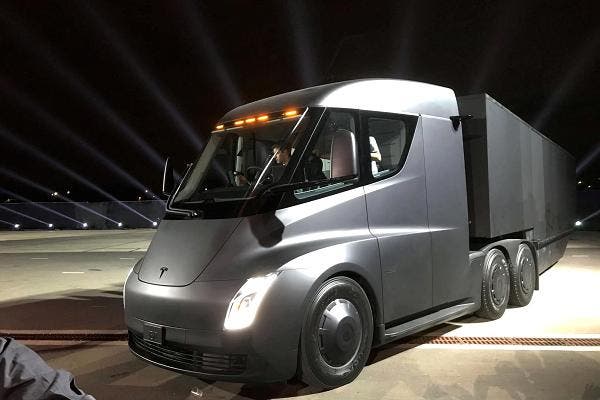 1er camion completamente electrico desarrollado por elon musk el tesla semi podria eliminar choferes humanos para 2020 buscan autonomia y modo convoy para disminuir costos a grandes comerciantes