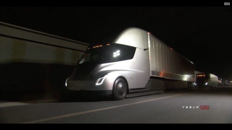 1er camion completamente electrico desarrollado por elon musk el tesla semi podria eliminar choferes humanos para 2020 buscan autonomia y modo convoy para disminuir costos a grandes comerciantes