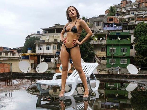 vai malandra exito brasilero momento actualidad annita controversia celulitis trasero short rojo mototaxi feminismo objetificacion cosificacion mujeres photoshop realidad real bikinis cinta electrica aislante favelas marginalidad pobreza glamour albercas cava camiones sexismo abuso sexual racismo negrura identidad racial raza mezclada ministro salud