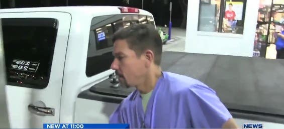 doctor Dr. Javier Soto se paro a llenar el tanque de gasolina y termino trayendo al mundo a un bebe de una pareja que se dio cuenta que no llegarian a tiempo al hospital Hospital Rockledge Regional Medical Center