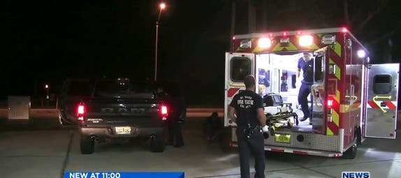 doctor Dr. Javier Soto se paro a llenar el tanque de gasolina y termino trayendo al mundo a un bebe de una pareja que se dio cuenta que no llegarian a tiempo al hospital Hospital Rockledge Regional Medical Center