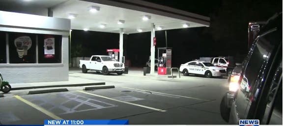 doctor Dr. Javier Soto se paro a llenar el tanque de gasolina y termino trayendo al mundo a un bebe de una pareja que se dio cuenta que no llegarian a tiempo al hospital Hospital Rockledge Regional Medical Center