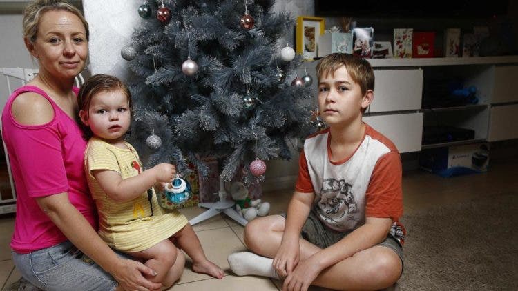 Adela Courteille y sus hijos Callum, de 12 años y Chelsea dee why sidney australia robo regalos navidad razer teclado juegos Tan Min-Liang ceo salvo navidad 