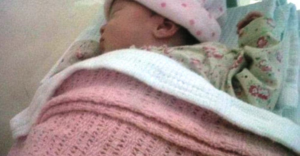 Su bebé es tan diferente a ella que la gente no cree que sea su madre Su bebé es tan diferente a ella que la gente no cree que sea su madre