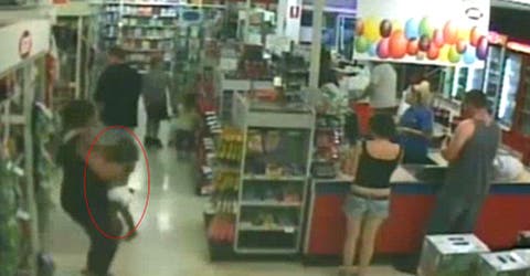 El impactante momento en el que un hombre le salva la vida a una niña en un supermercado